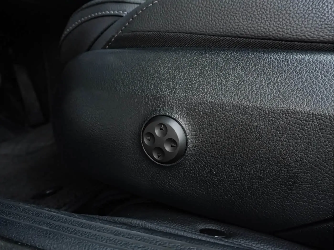 Mercedes-Benz C-Class 2025 — Photo 19/20
