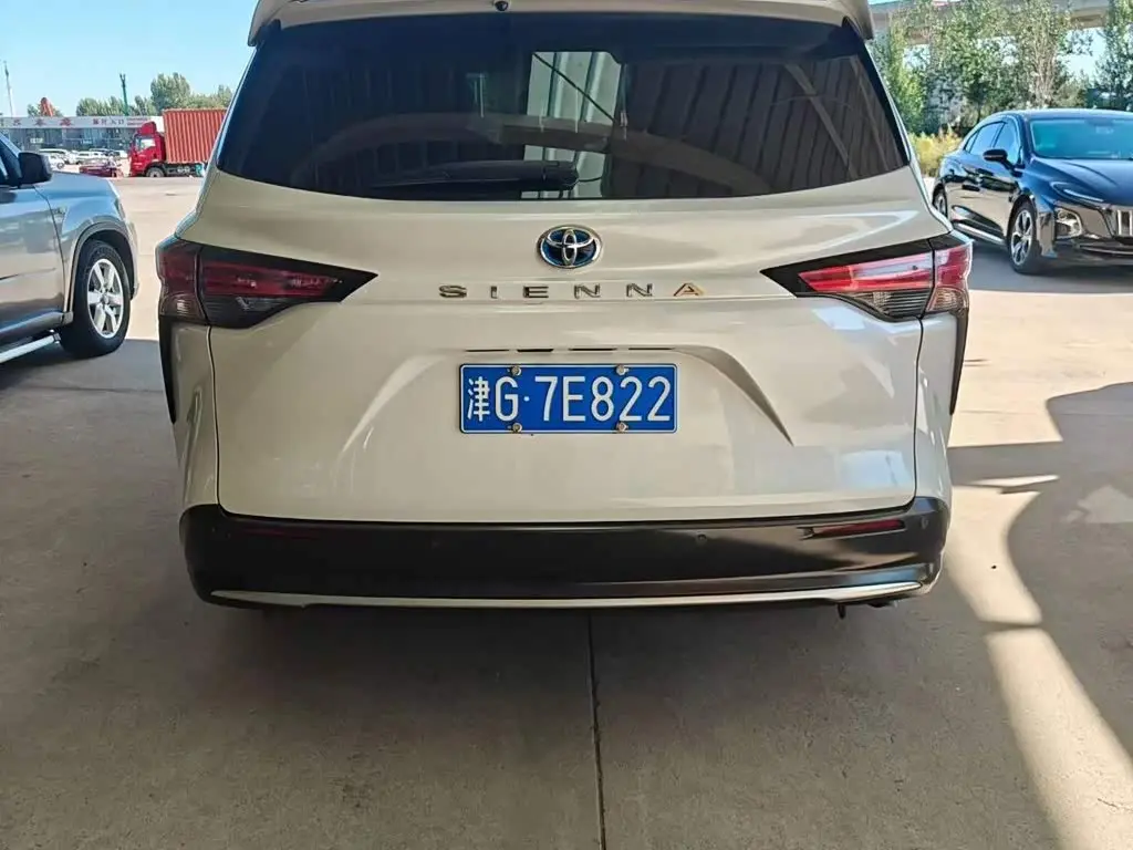 Toyota Sienna 2024 — Photo 2/8