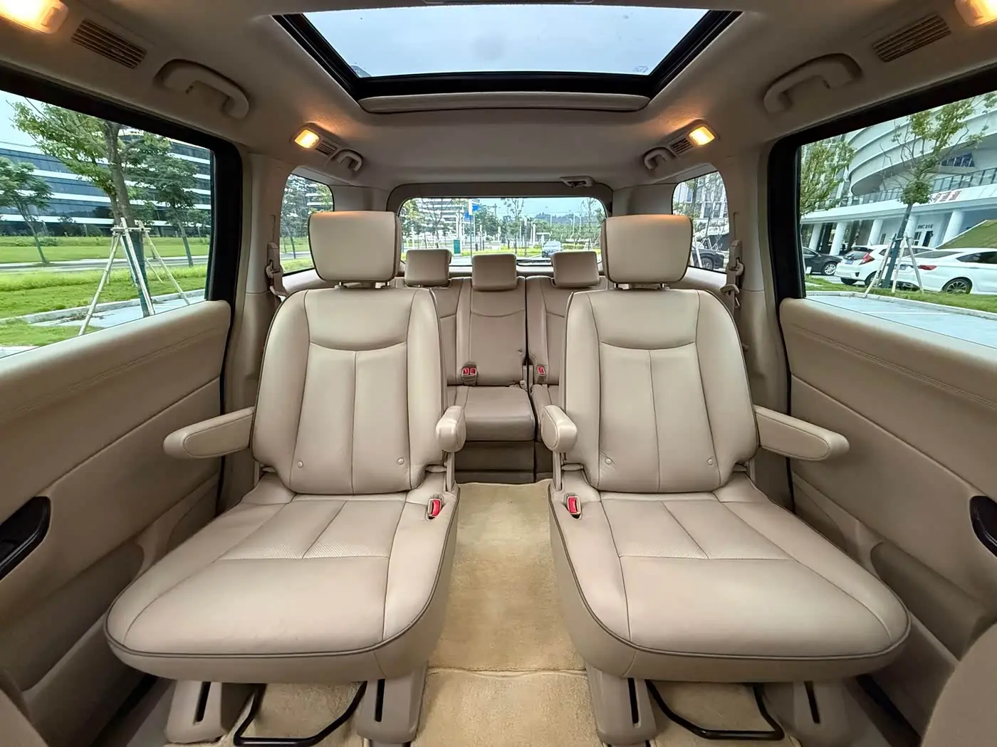 Nissan Quest 2017 — Photo 14/18