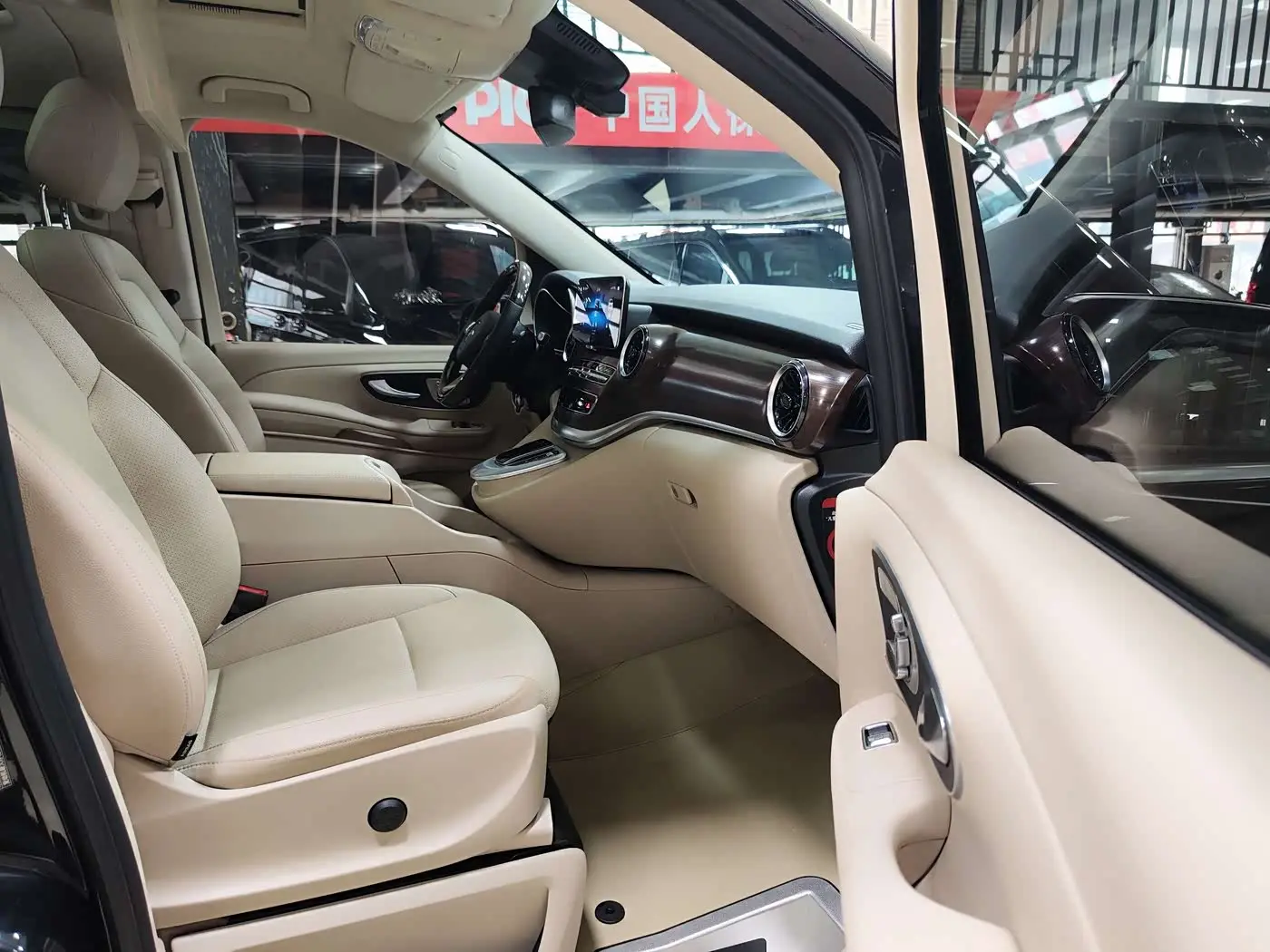 Mercedes-Benz V-Class 2021 — Photo 7/20