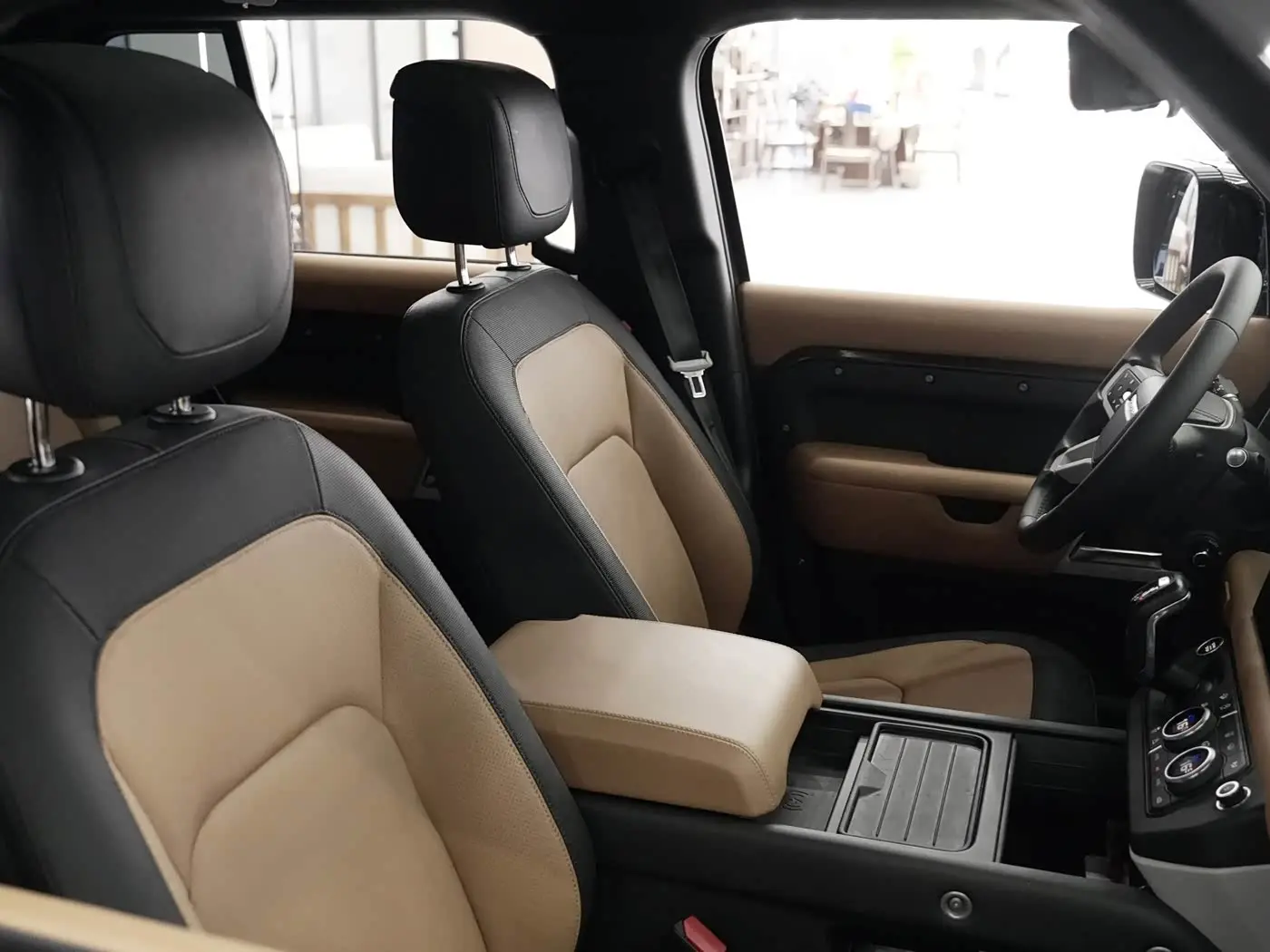 Land Rover Defender 2023 — Photo 11/13