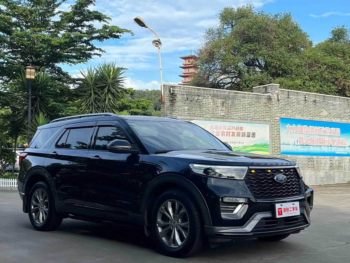 Ford Explorer 2022 — Photo 2/13