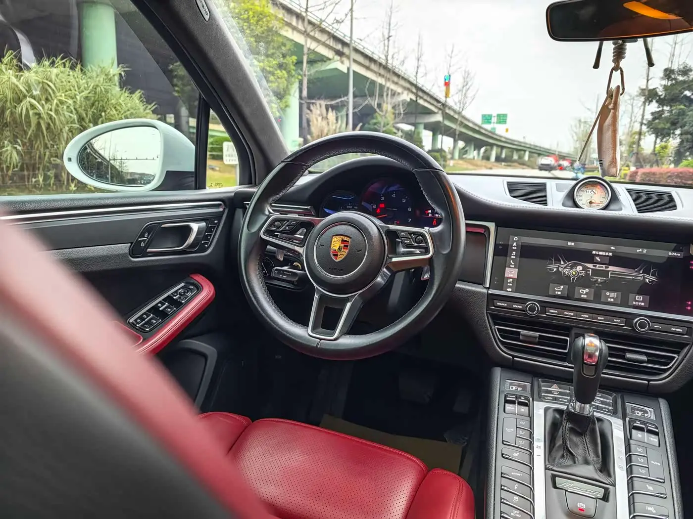 Porsche Macan 2021 — Фото 13/16