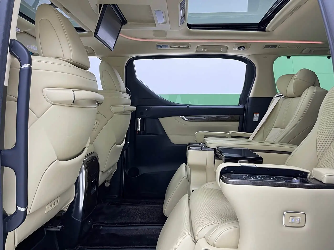 Toyota Vellfire 2021 — Photo 7/13