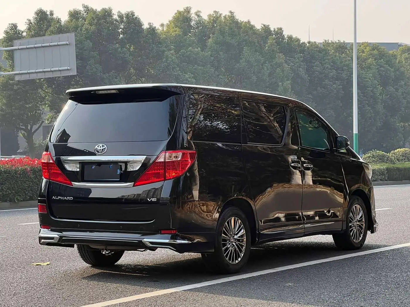 Toyota Alphard 2012 — Photo 10/18