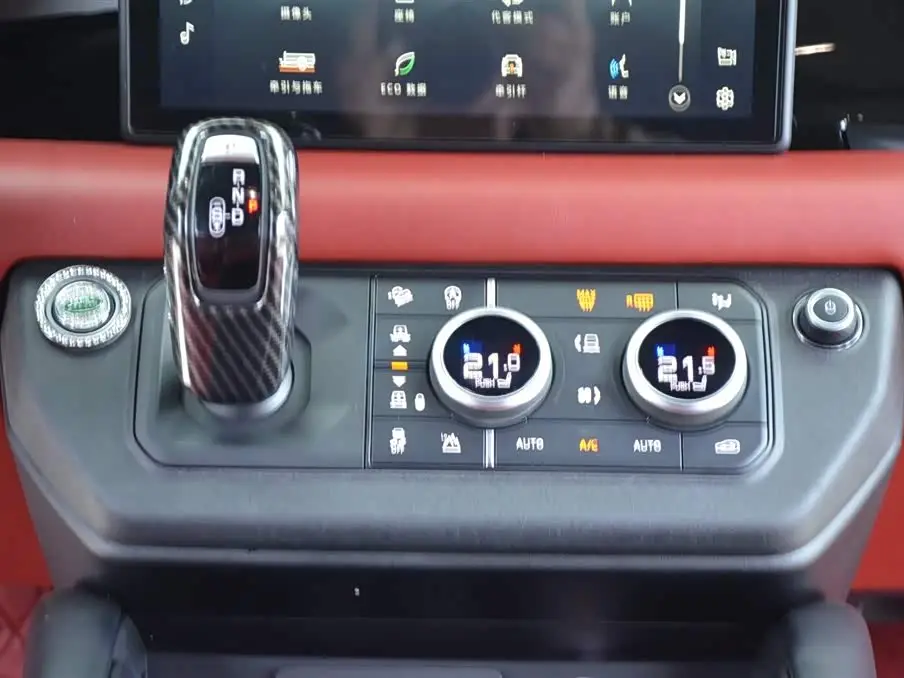 Land Rover Defender 2022 — Photo 8/16