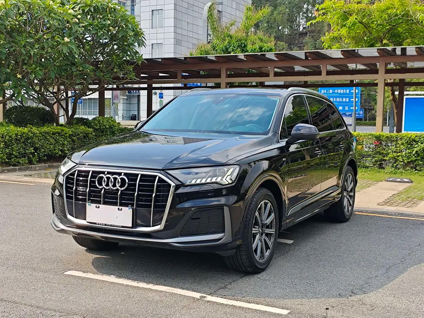 Audi Q7 2021 — Photo 1/16