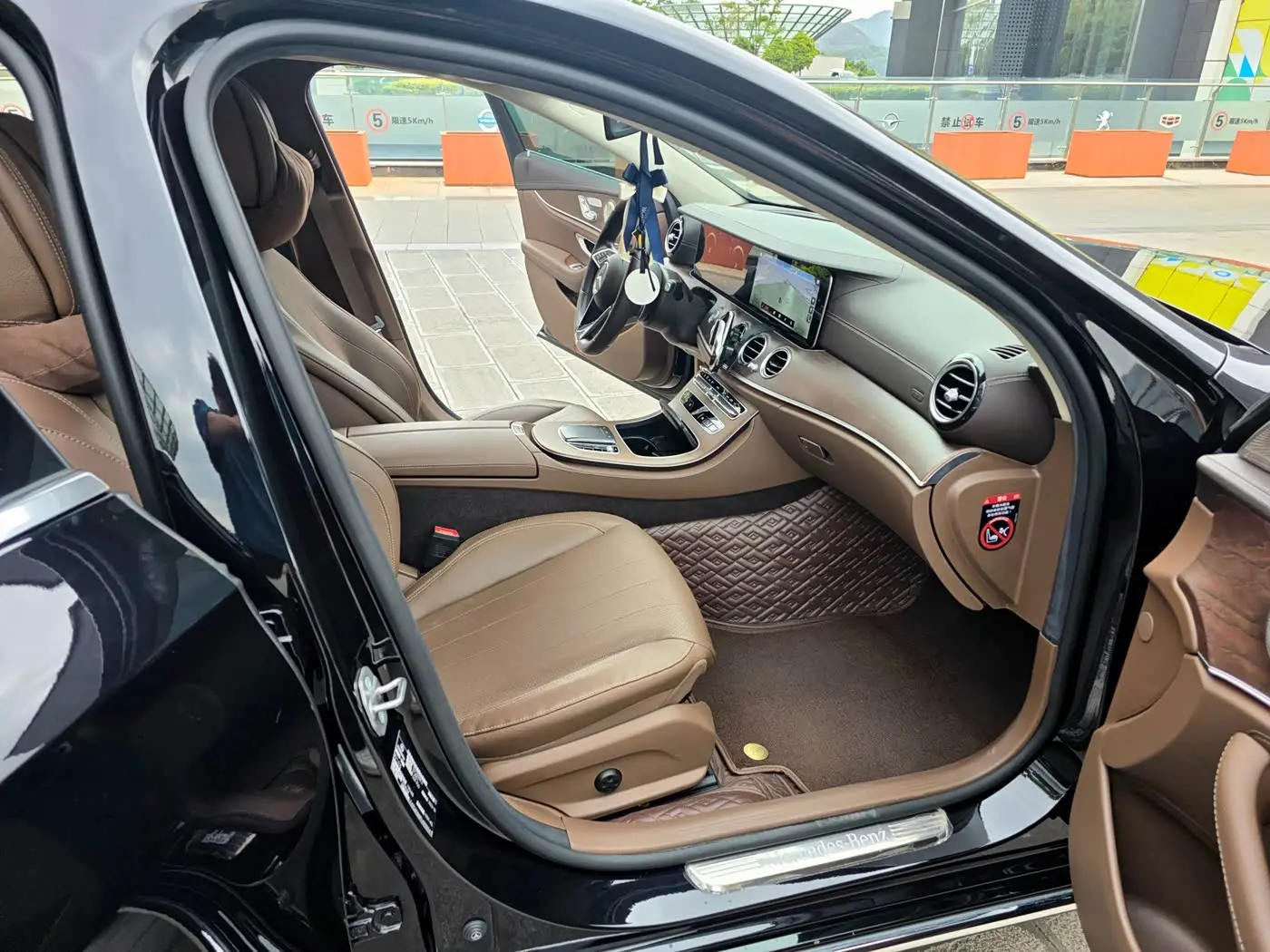 Mercedes-Benz E-Class 2023 — Фото 11/19