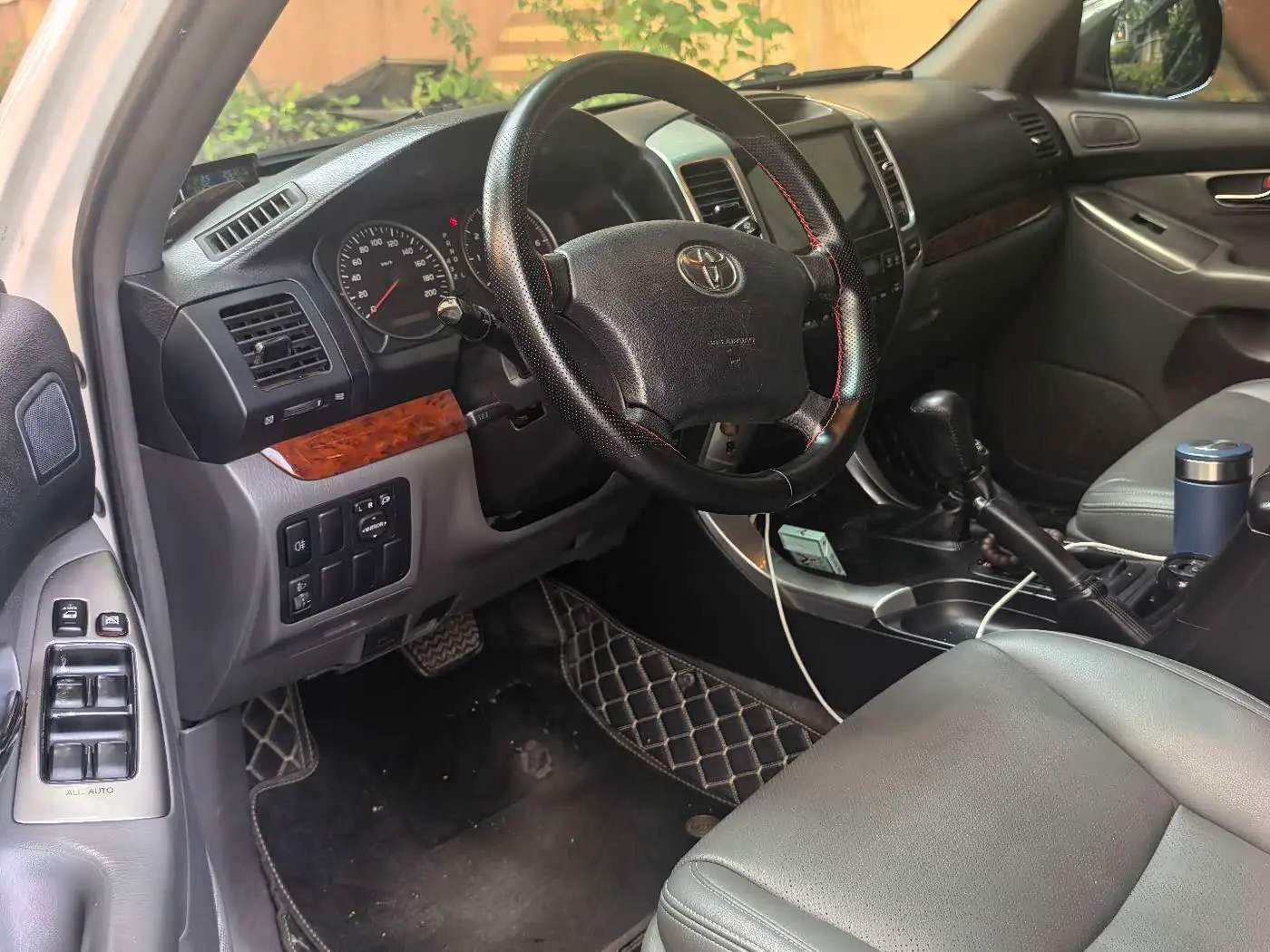 Toyota Prado 2010 — Photo 5/13