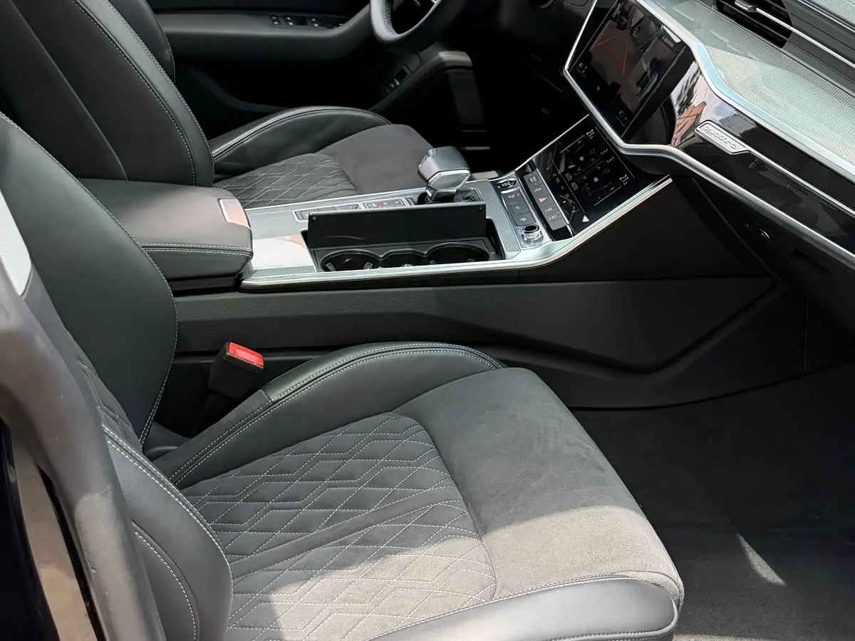 Audi A7L 2024 — Photo 7/15