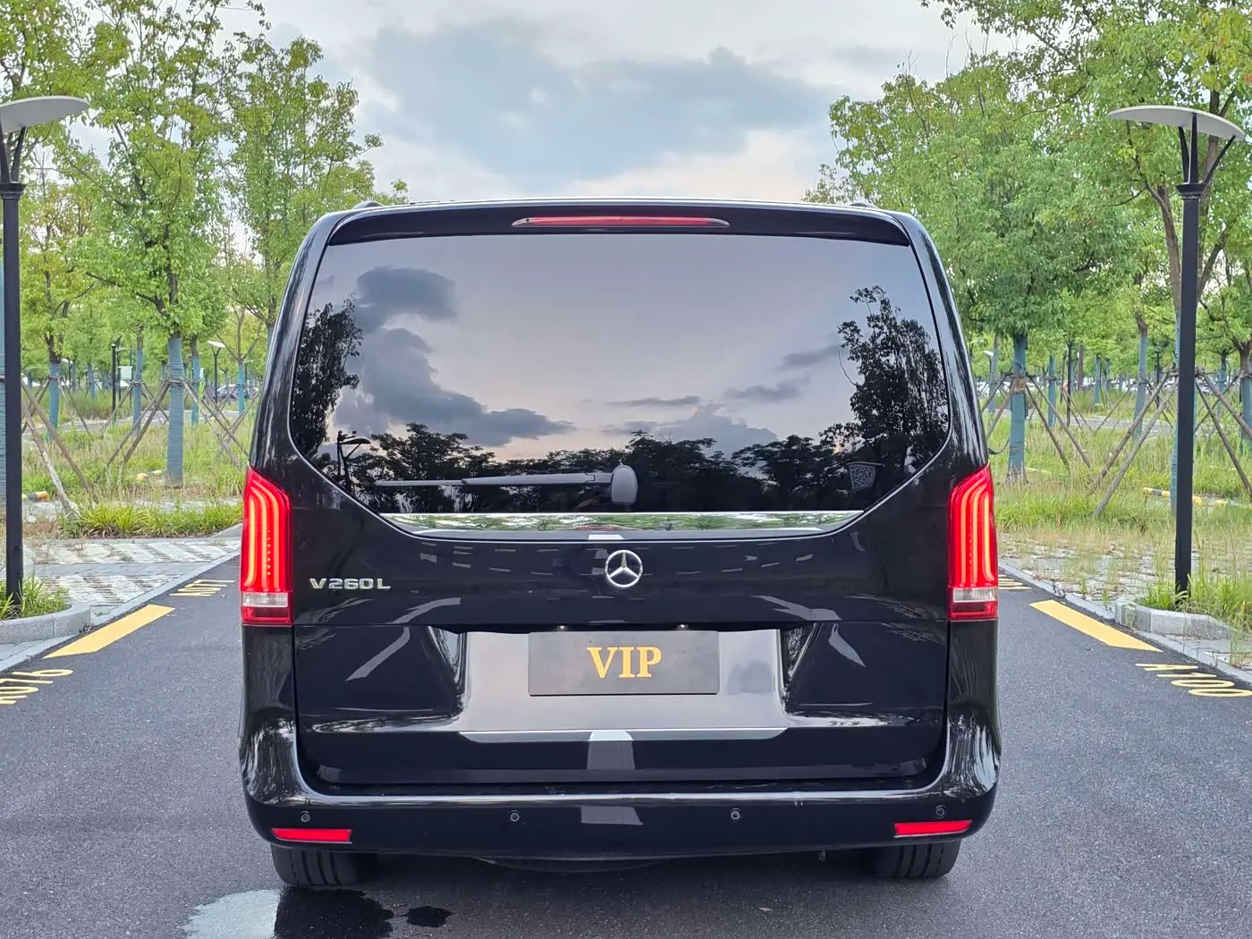 Mercedes-Benz V-Class 2023 — Photo 5/20