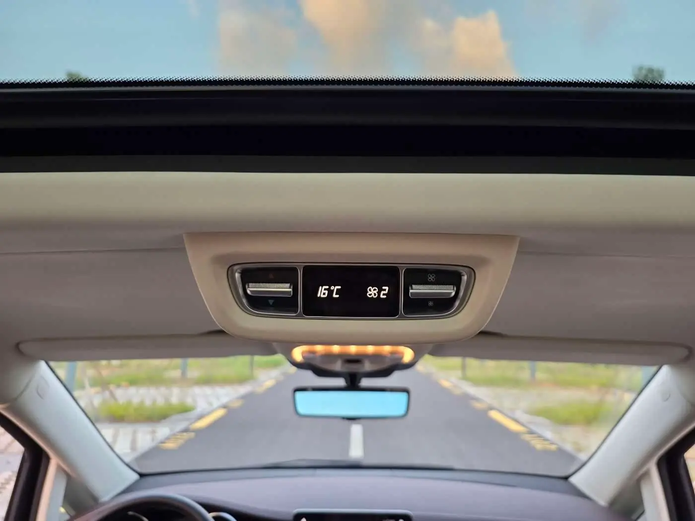Mercedes-Benz V-Class 2023 — Photo 16/20