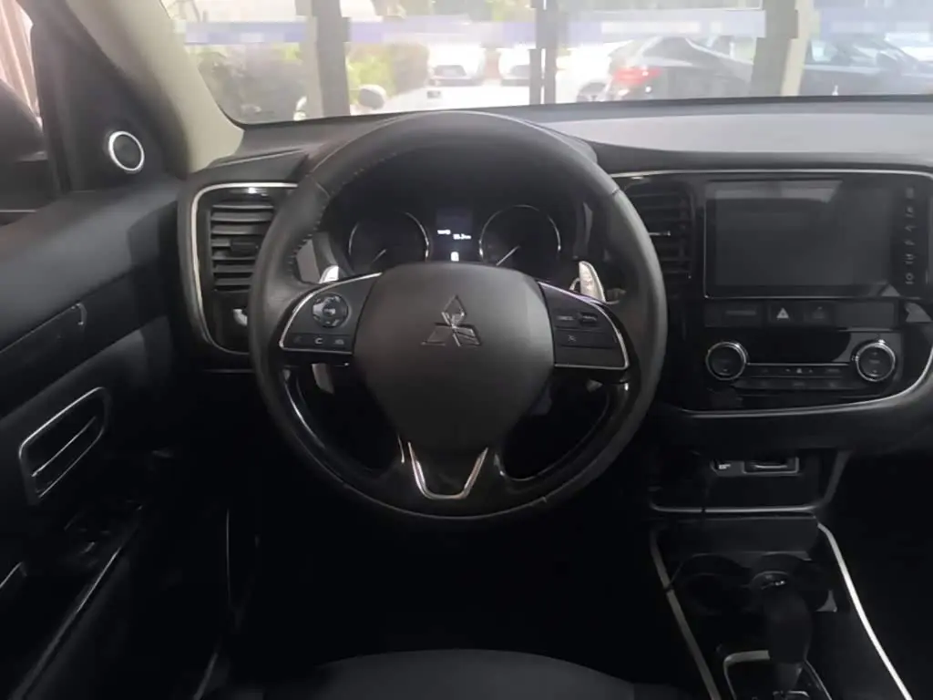 Mitsubishi Outlander 2018 — Photo 11/20