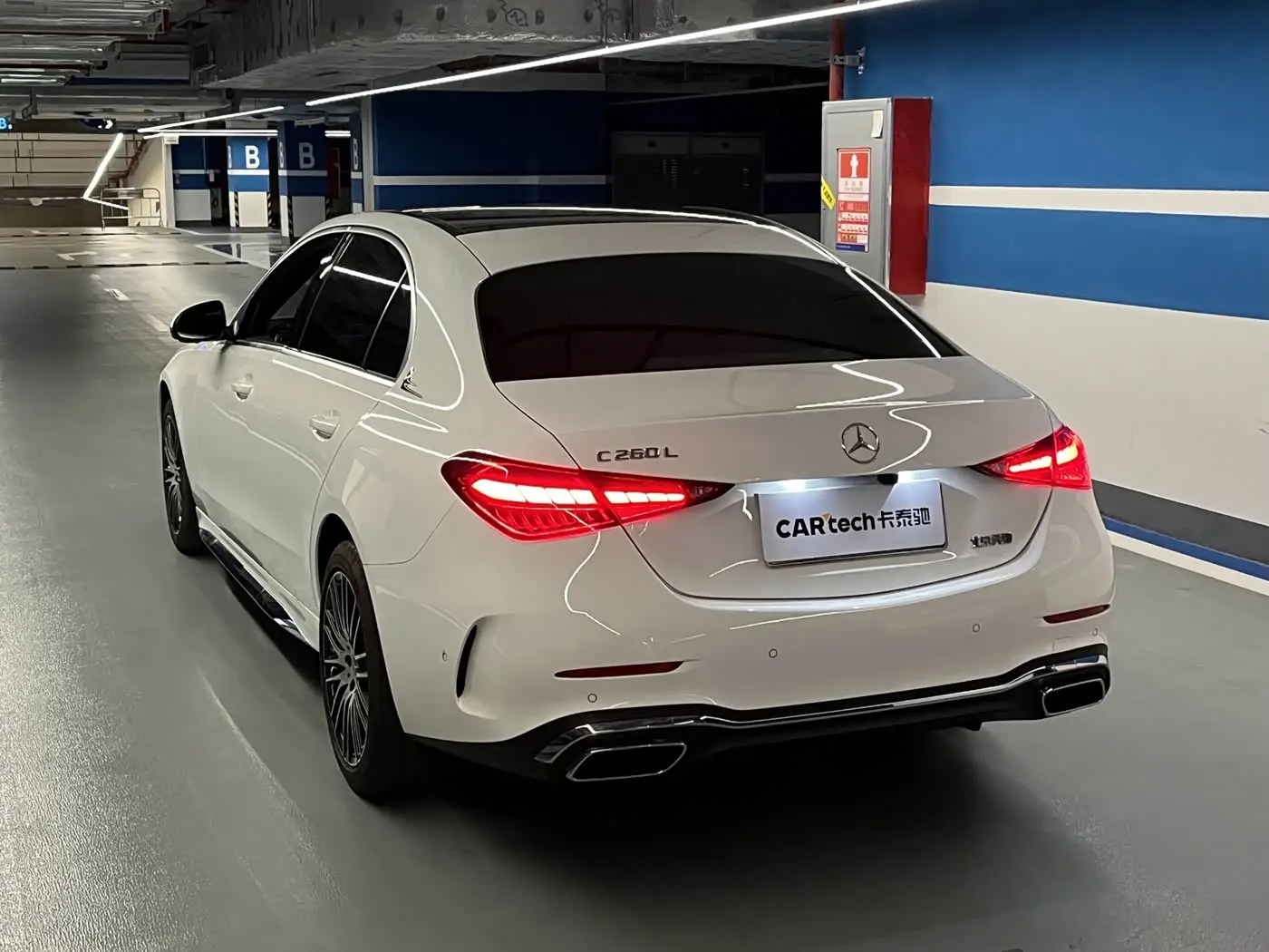 Mercedes-Benz C-Class 2025 — Photo 8/20