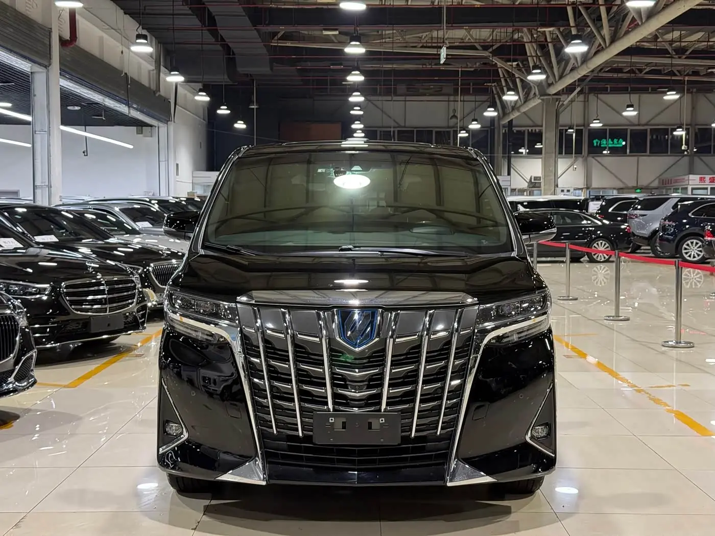 Toyota Alphard 2022 — Photo 2/20