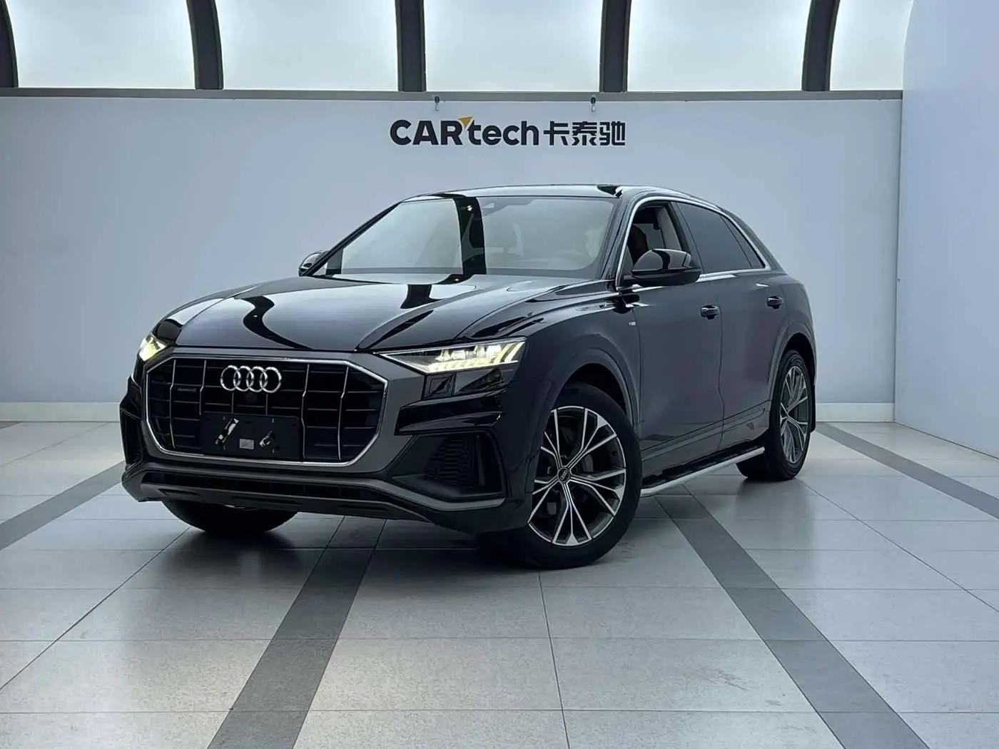 Audi Q8 2022 — Фото 1/9
