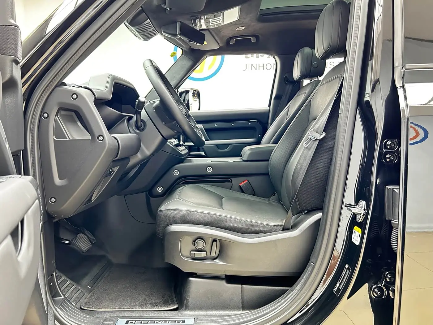 Land Rover Defender 2025 — Фото 9/20