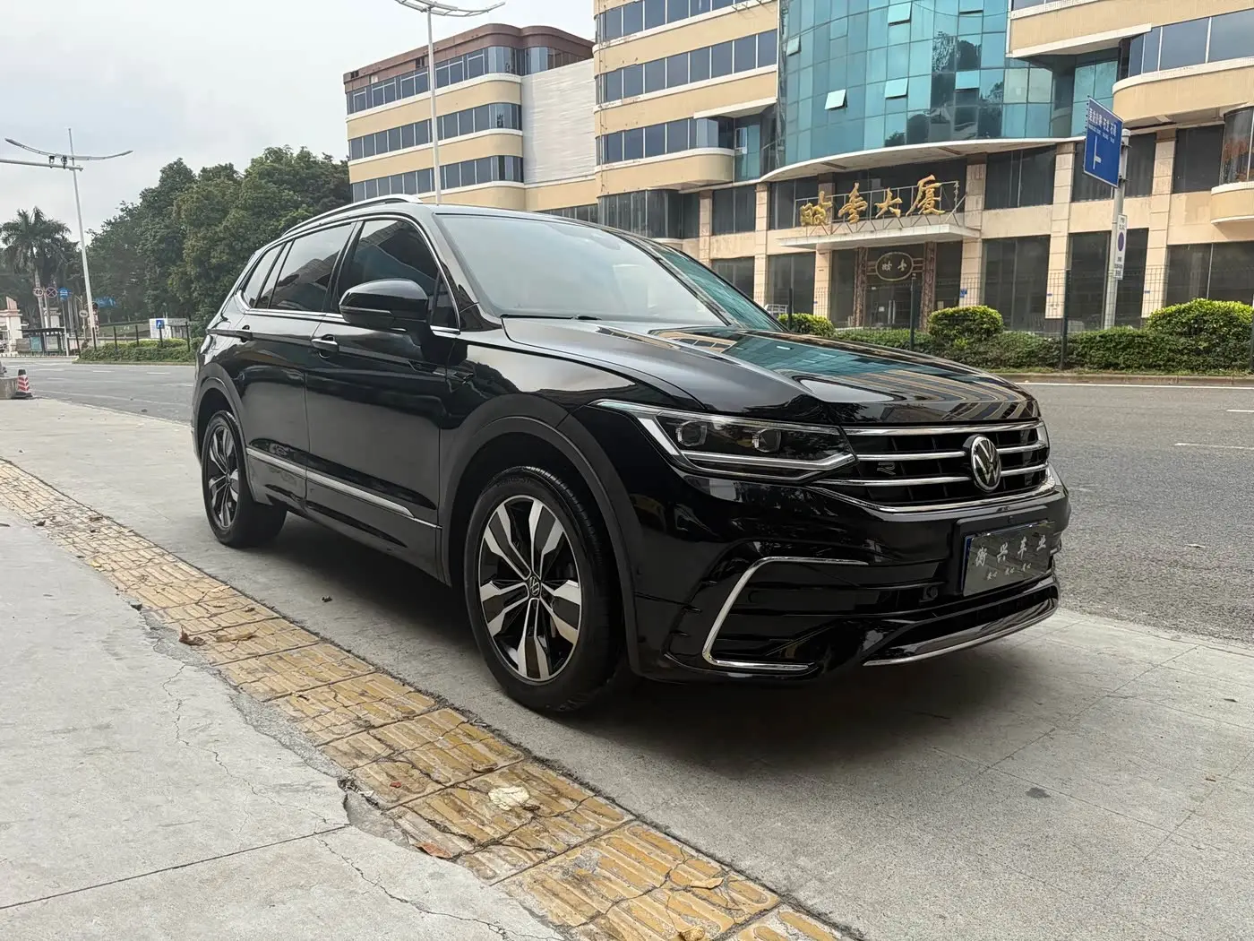 Volkswagen Tiguan L 2023 — Photo 3/13