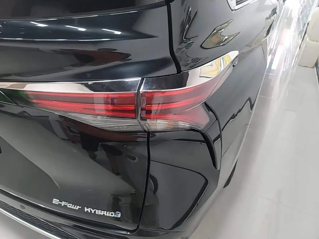 Toyota Granvia 2023 — Photo 8/20