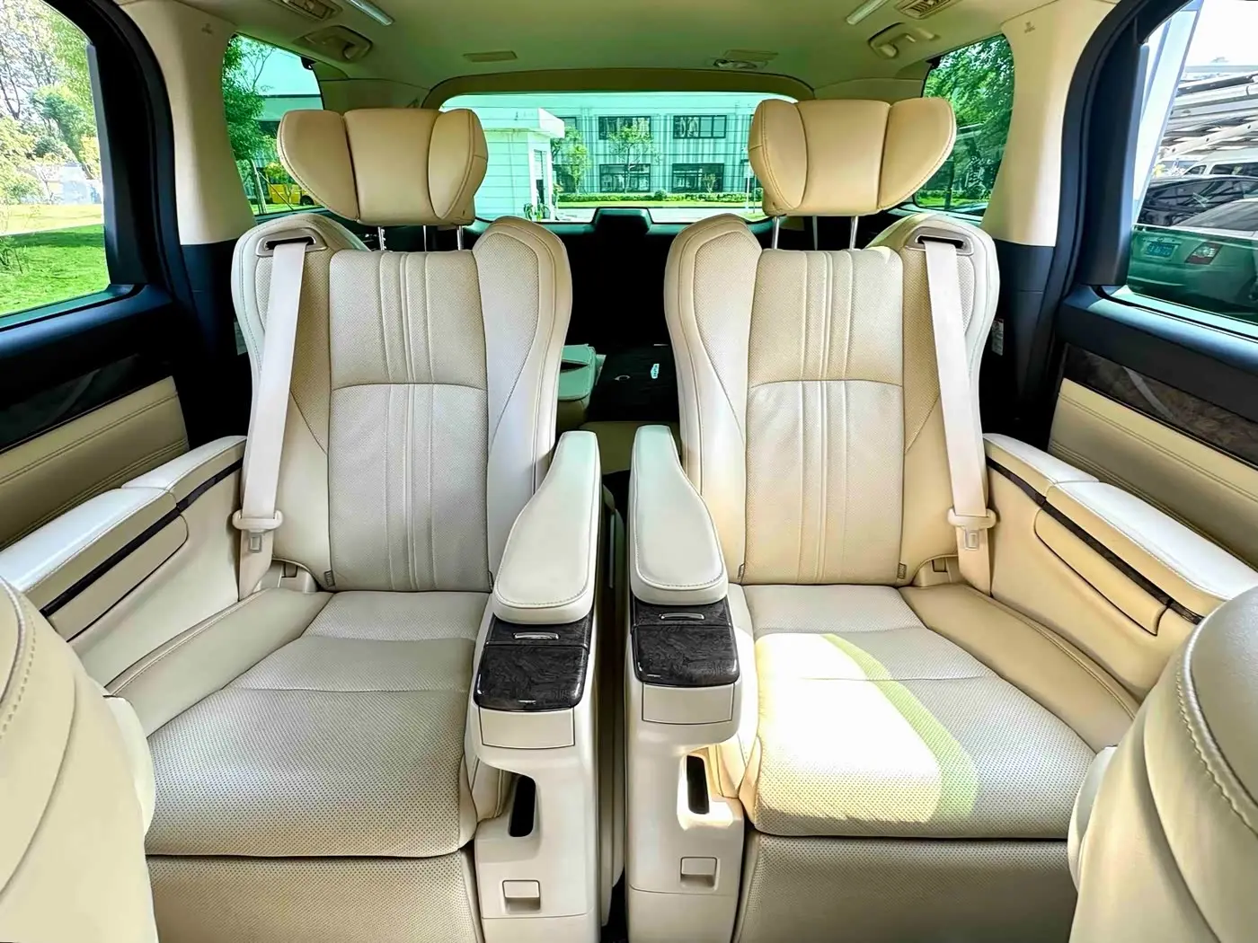 Toyota Vellfire 2022 — Photo 6/12