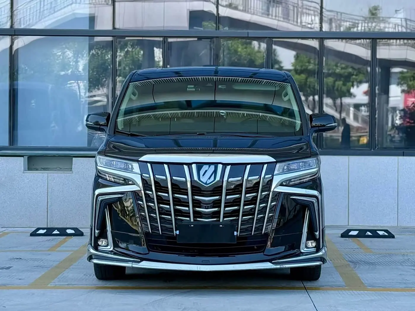 Toyota Alphard 2022 — Photo 2/9