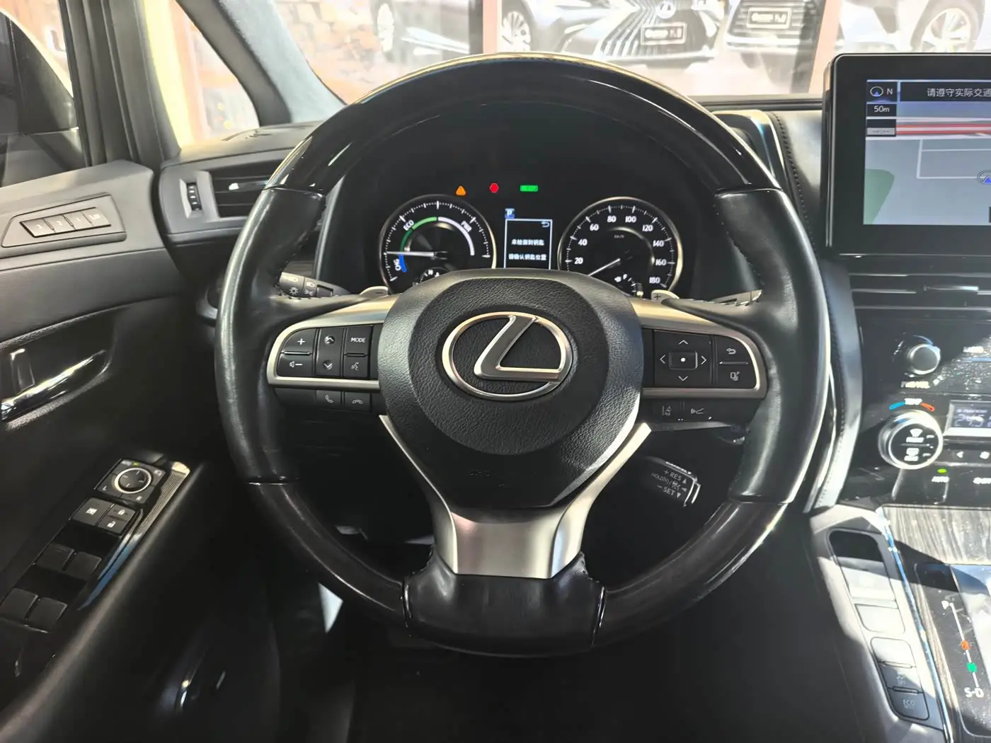 Lexus LM 2023 — Photo 5/11