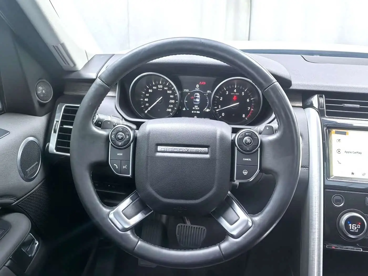 Land Rover Discovery 2017 — Photo 6/14