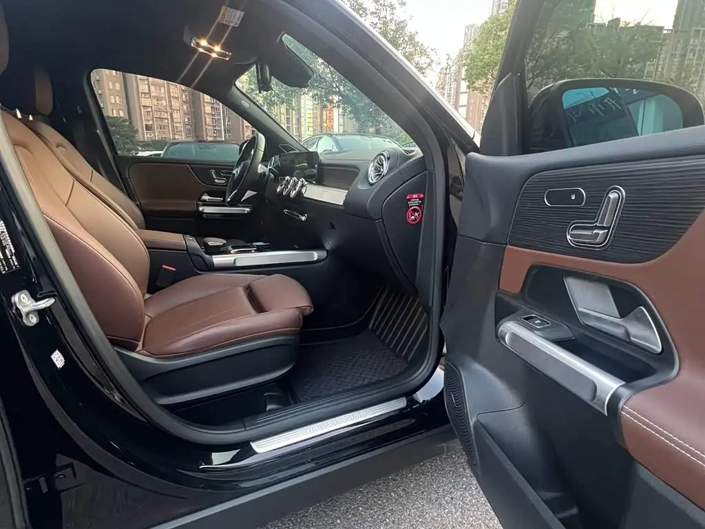 Mercedes-Benz GLB 2024 — Фото 17/19
