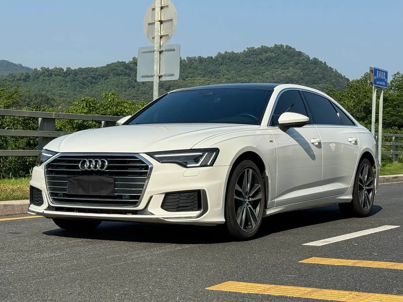 Audi A6L 2021 — Photo 1/15