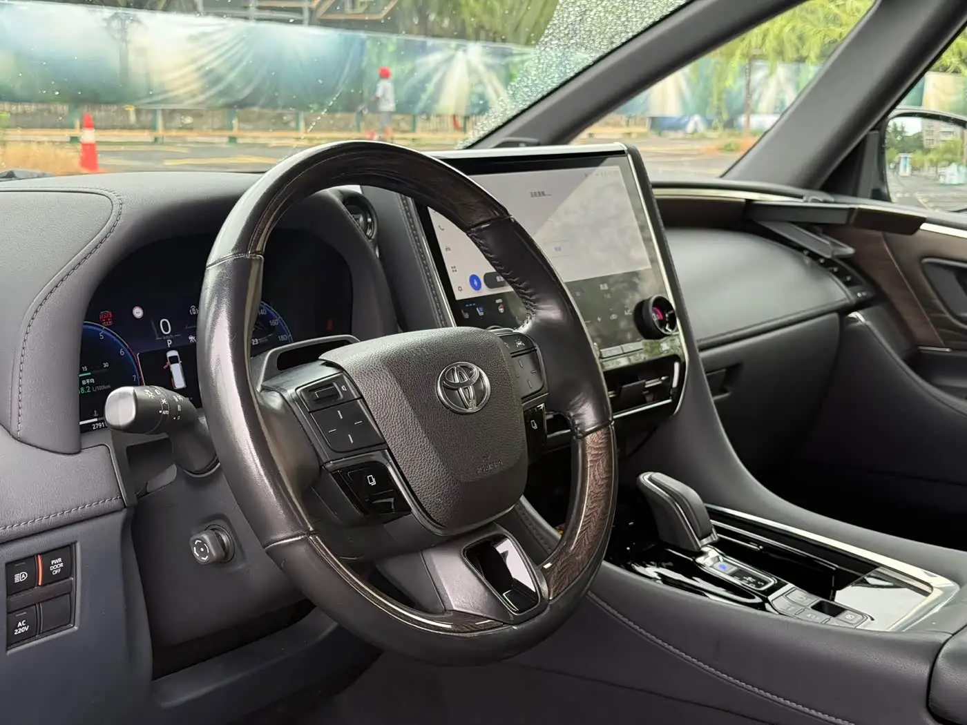 Toyota Vellfire 2023 — Photo 9/18