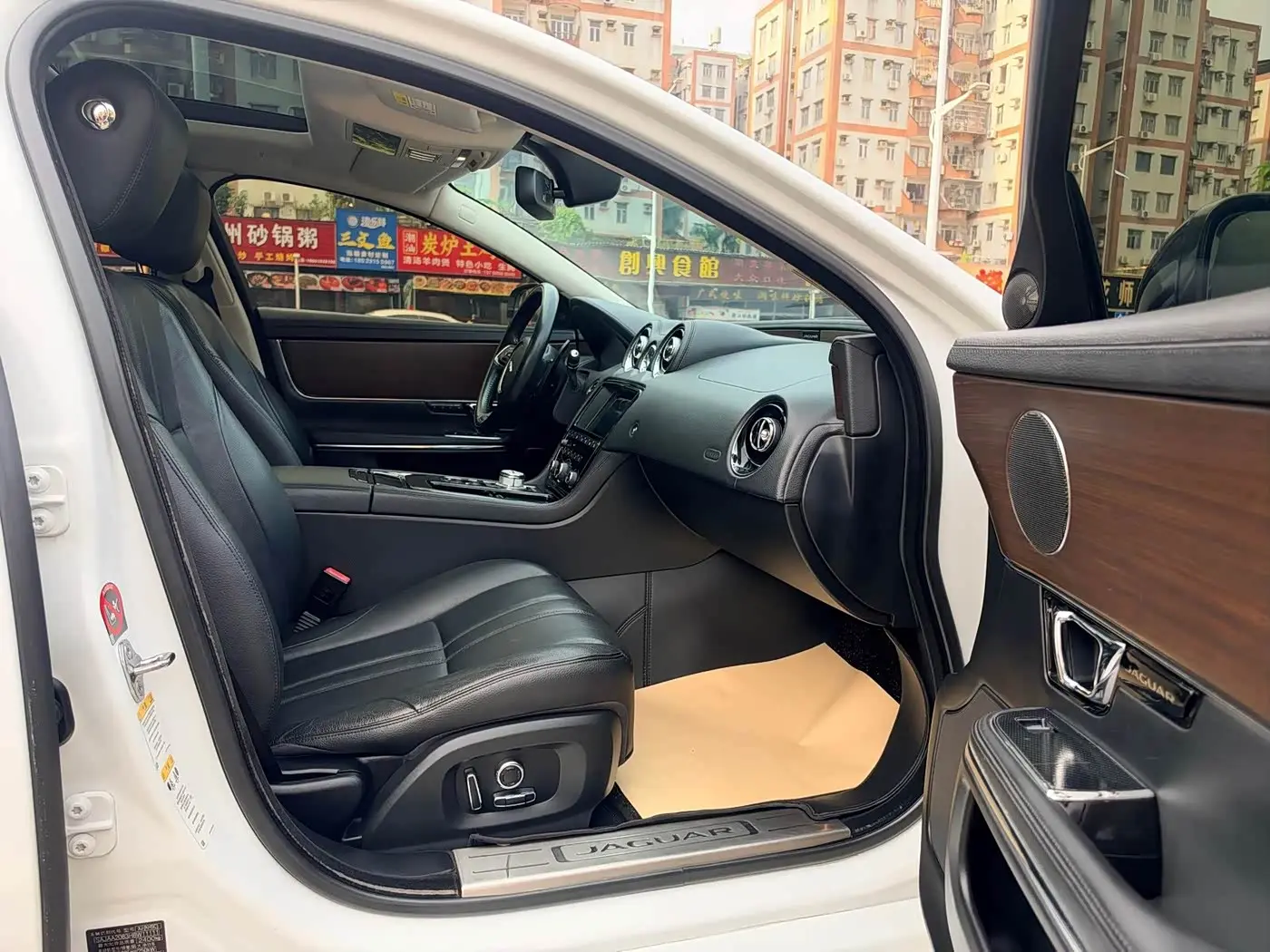 Jaguar XJ 2018 — Photo 8/19