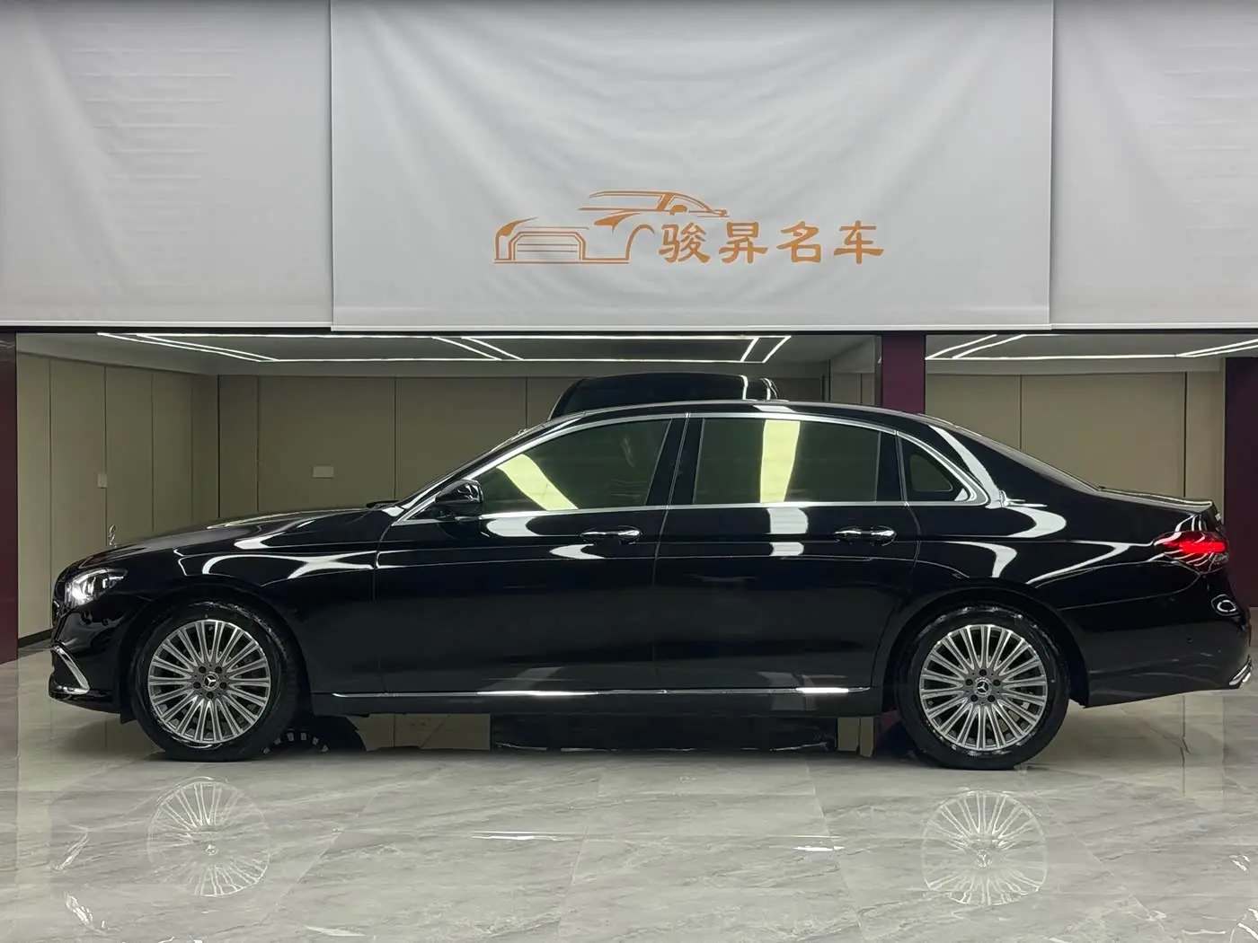 Mercedes-Benz E-Class 2022 — Photo 8/20