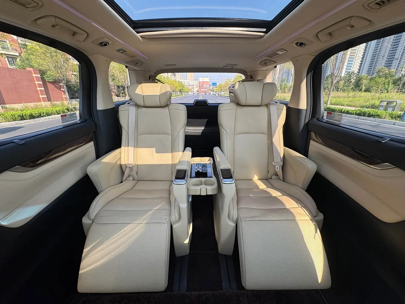 Toyota Alphard 2021 — Photo 19/20