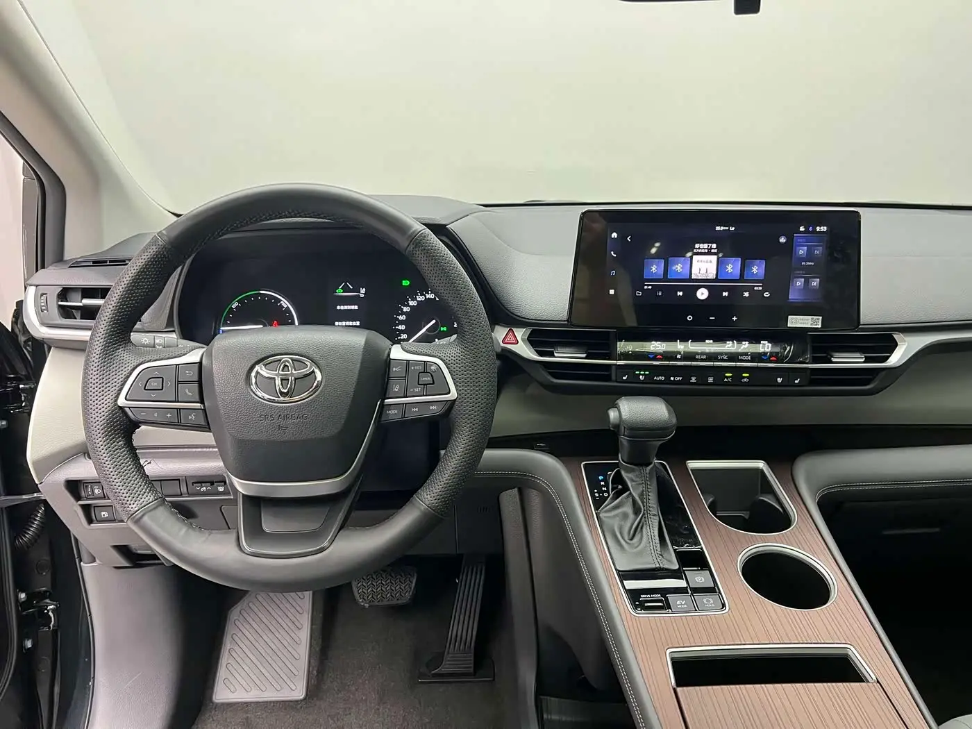 Toyota Granvia 2025 — Photo 12/16