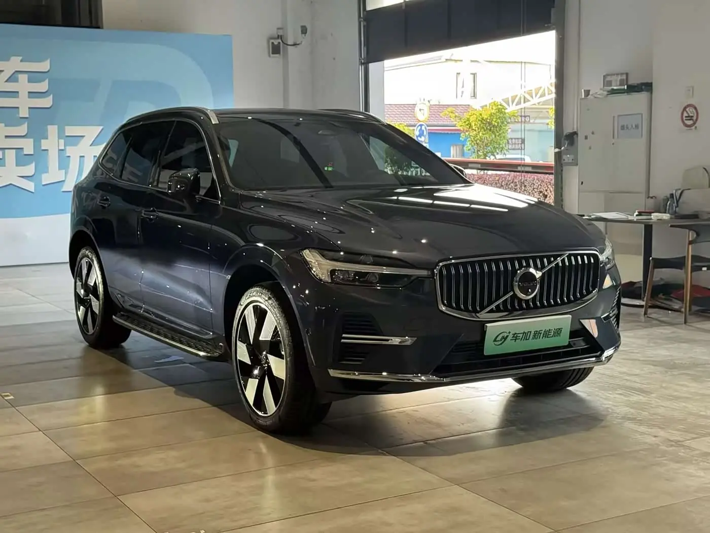 Volvo XC60 Plug-in Hybrid 2025 — Фото 3/10