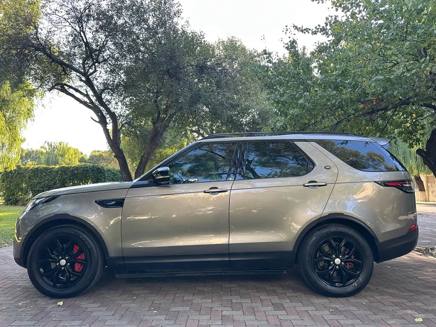 Land Rover Discovery 2018 — Photo 8/20