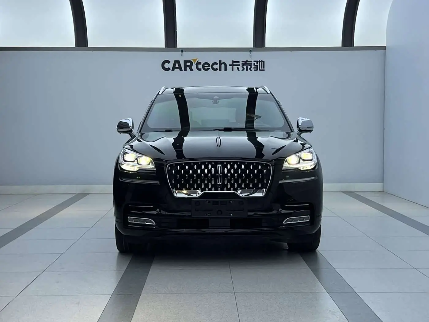 Lincoln Aviator 2021 — Photo 2/9