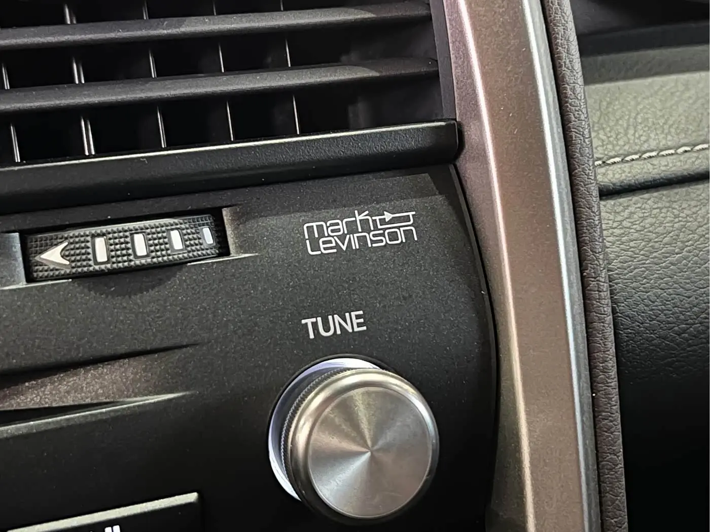 Lexus RX 2022 — Photo 16/17