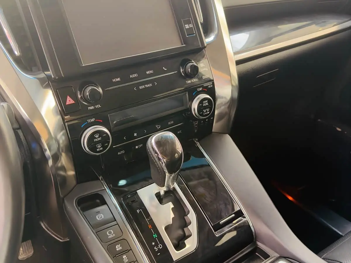 Toyota Vellfire 2019 — Фото 13/16