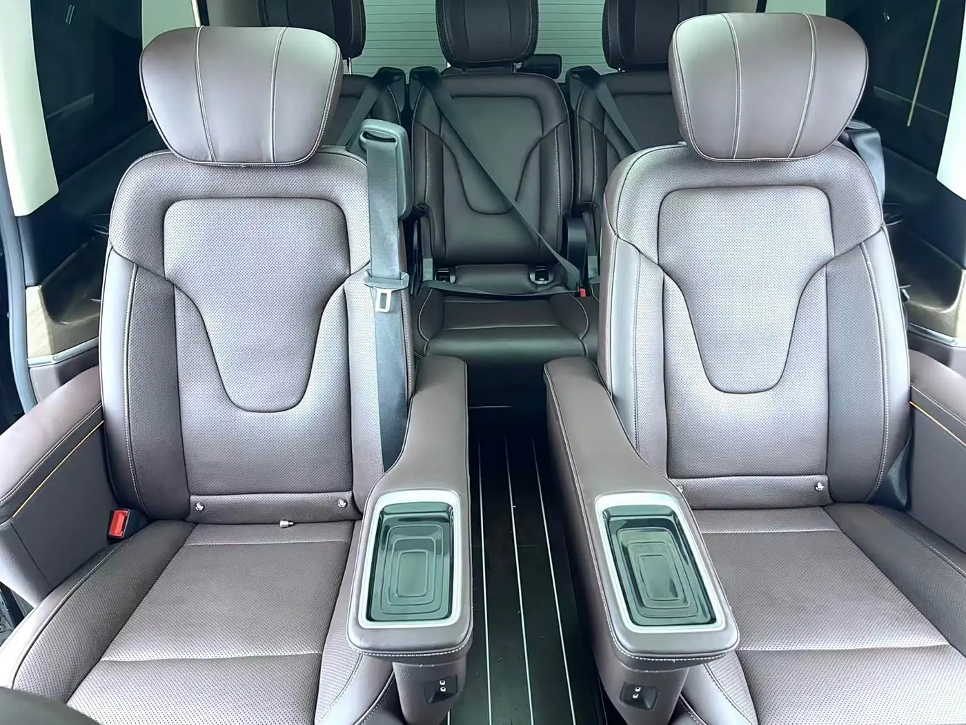 Mercedes-Benz V-Class 2023 — Photo 12/18