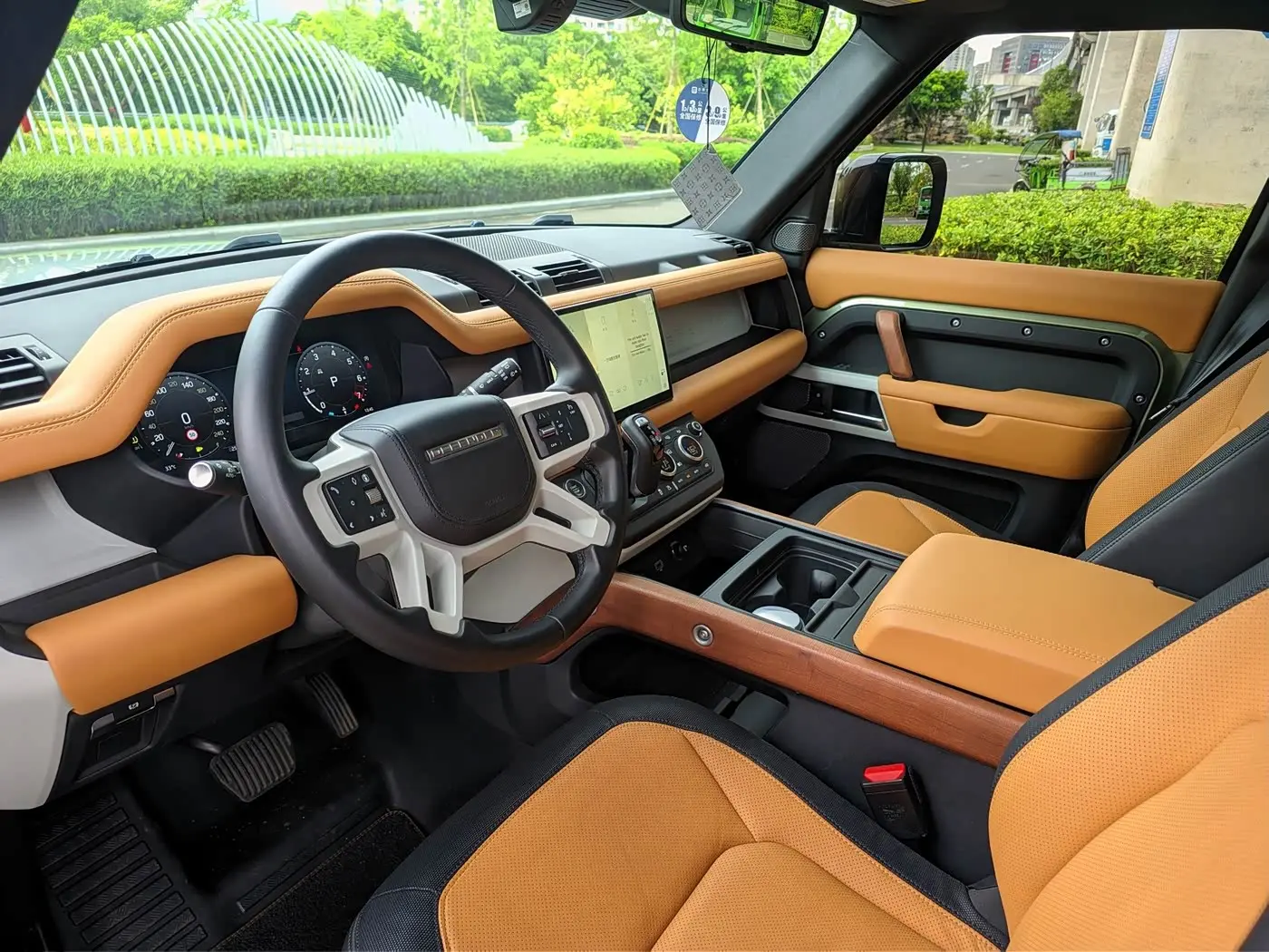Land Rover Defender 2024 — Photo 8/16