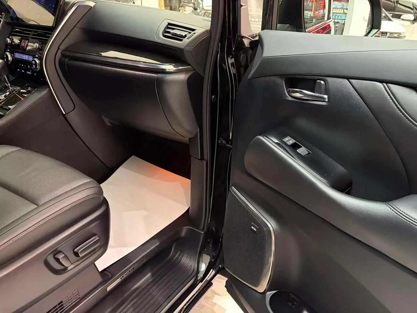 Lexus LM 2021 — Photo 7/16