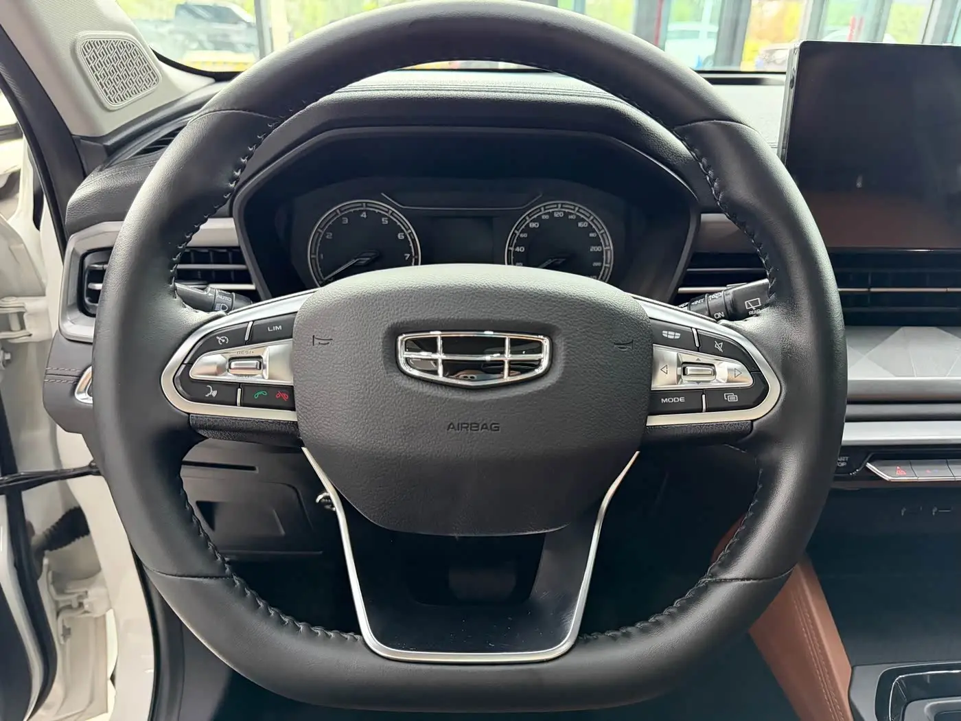 Geely Emgrand X6 2023 — Photo 10/20