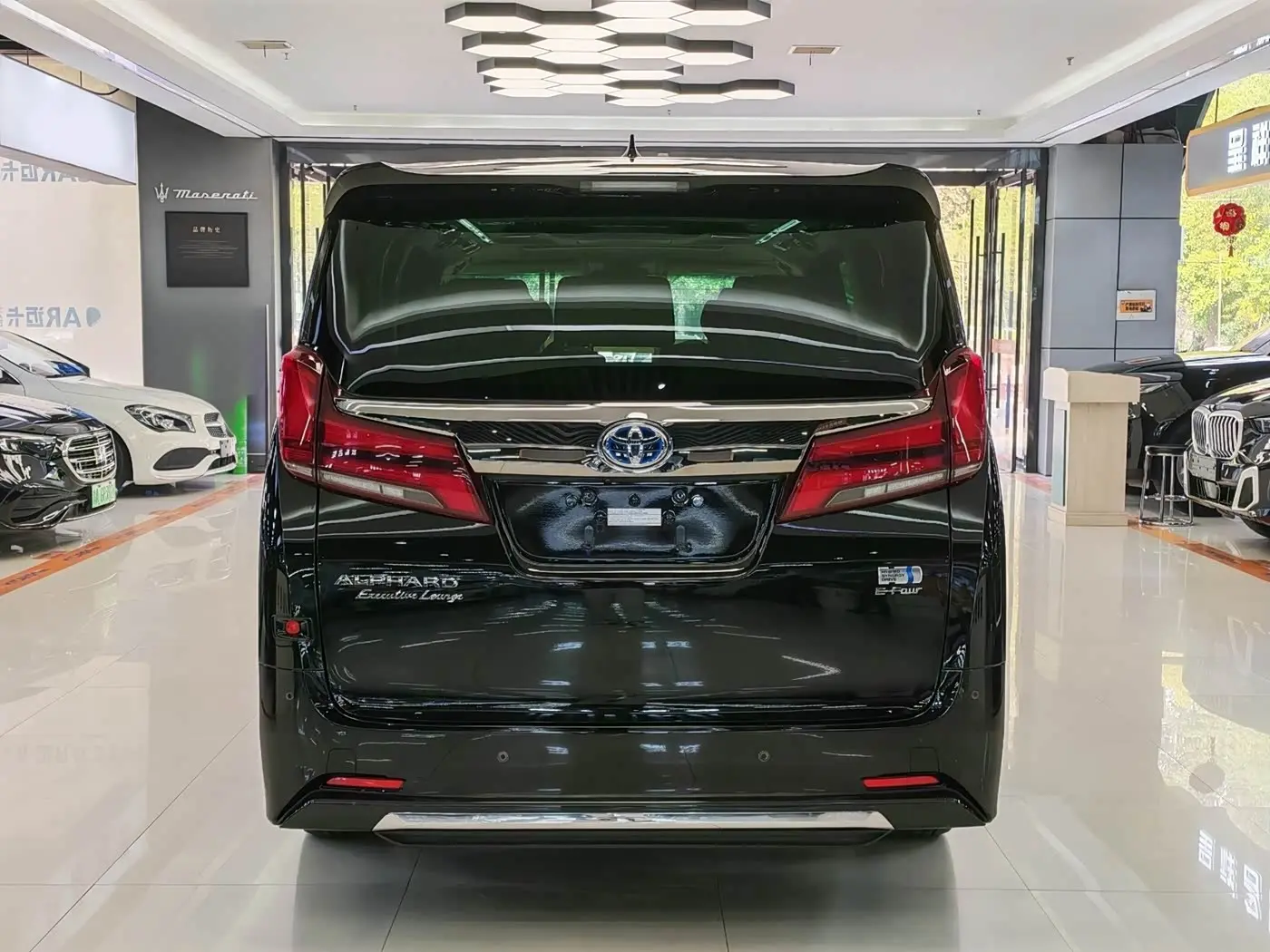 Toyota Alphard 2023 — Photo 19/20