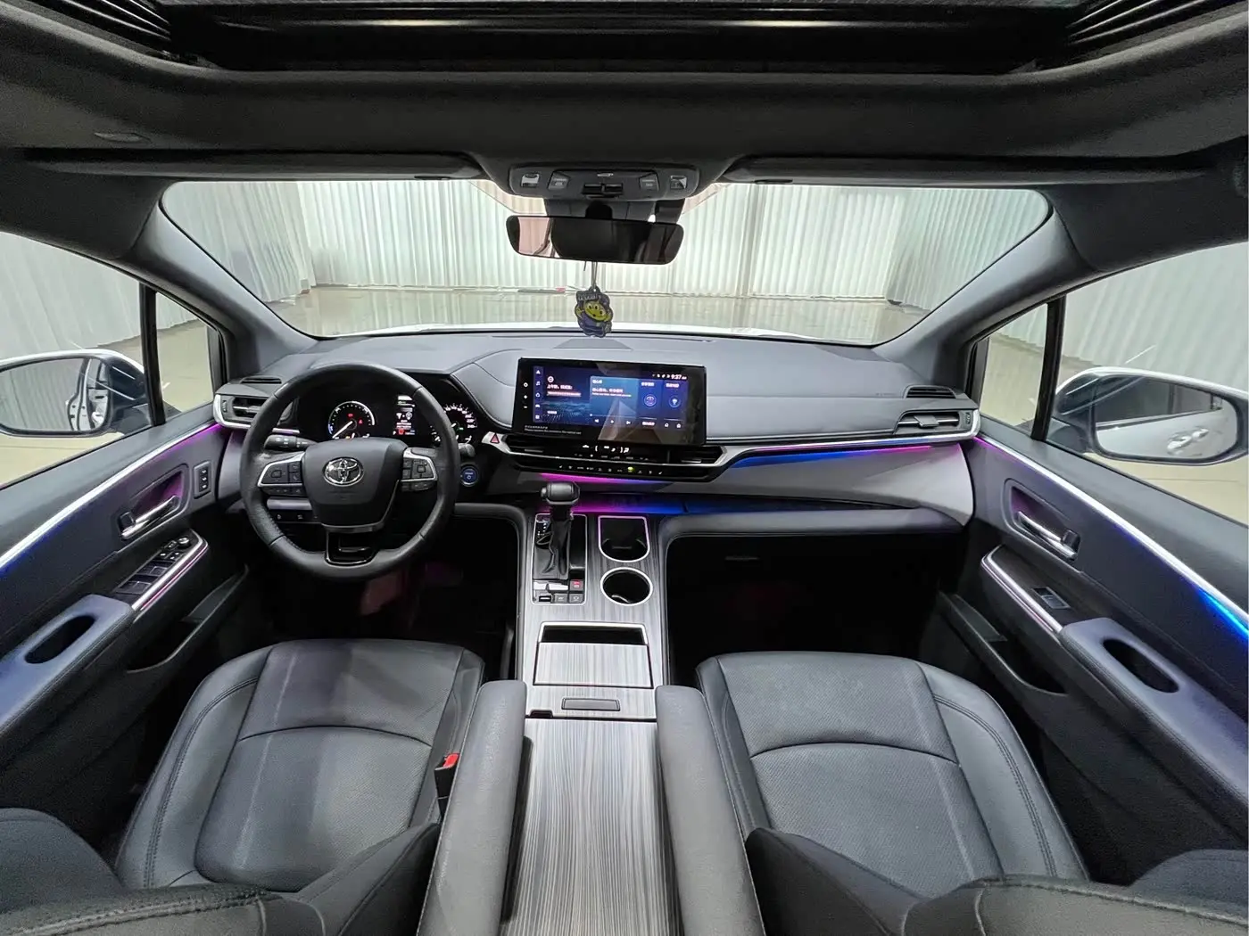 Toyota Granvia 2023 — Photo 12/20
