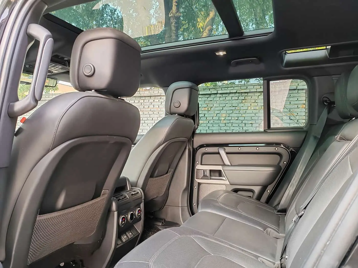 Land Rover Defender 2023 — Photo 9/9
