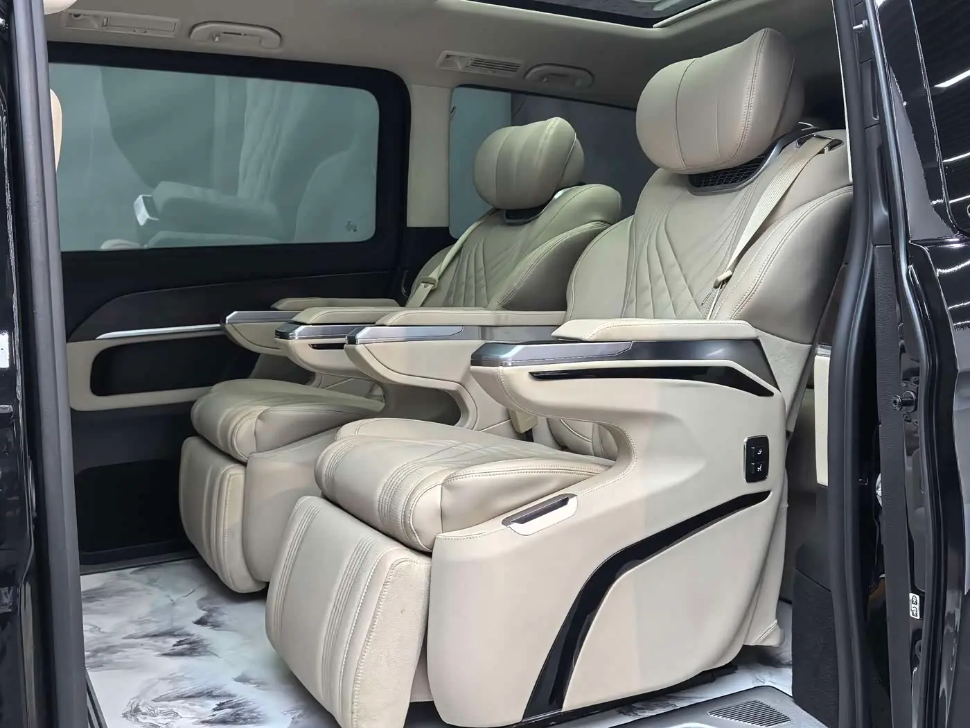Mercedes-Benz V-Class 2023 — Photo 8/20