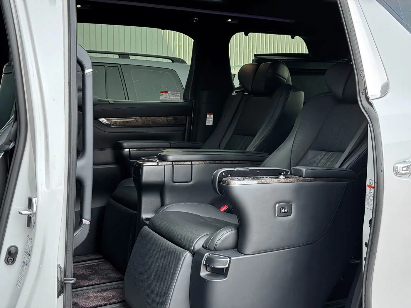 Toyota Alphard 2022 — Photo 6/9
