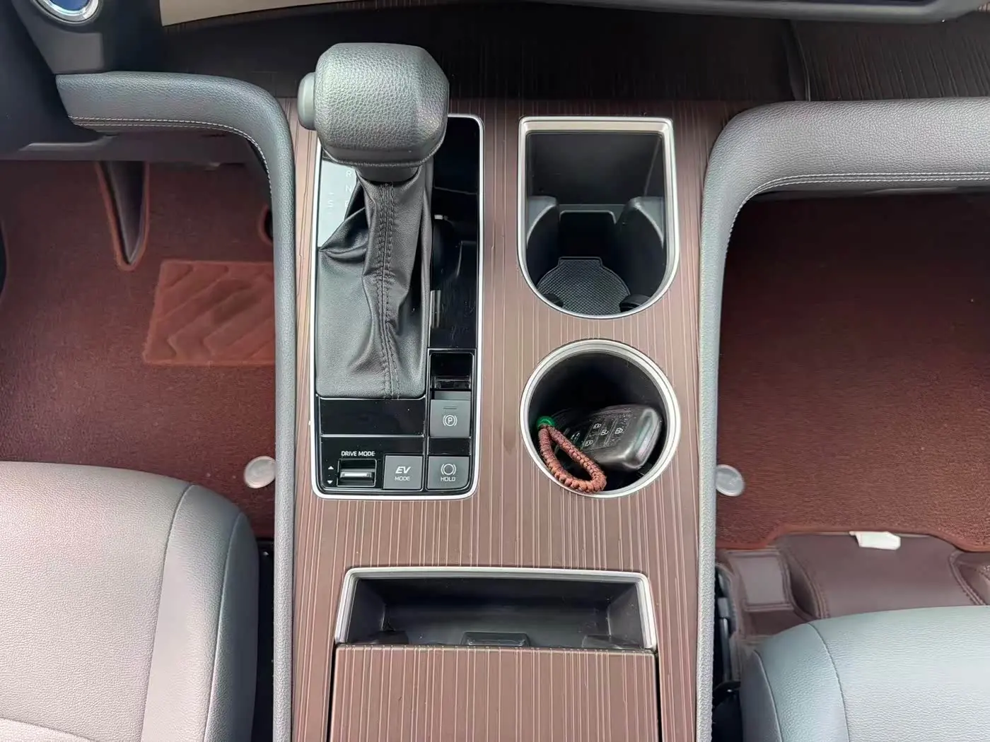 Toyota Granvia 2024 — Photo 8/17