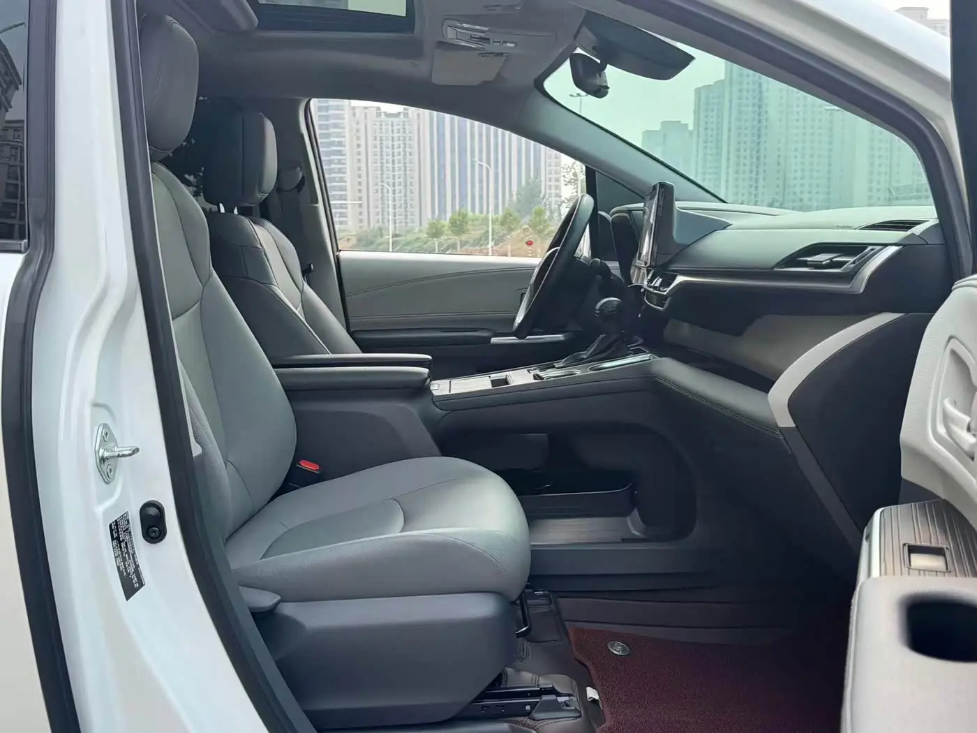 Toyota Granvia 2024 — Photo 11/17